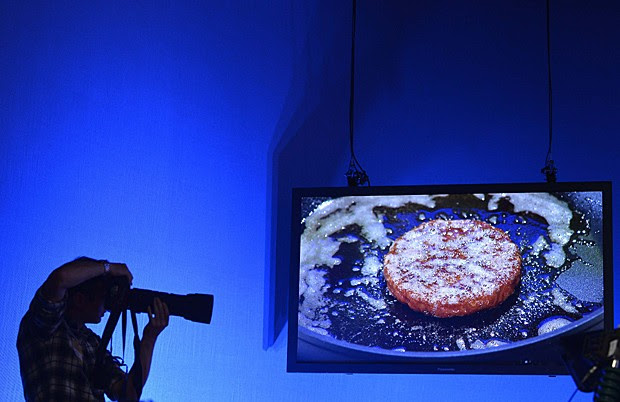 Hambúrguer de laboratório é frito e exibido ao vivo por estúdio de TV em Londres (Foto: Toby Melville/Reuters)