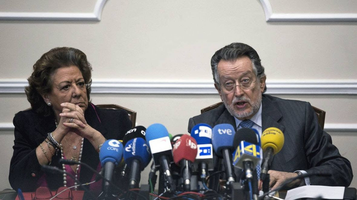 El exvicealcalde de Valencia Alfonso Grau anuncia su dimisión en una rueda de prensa junto a la entonces alcaldesa Rita Barberá el 16 de marzo de 2015 