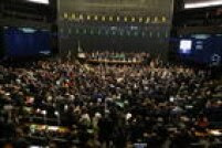 Imagem de deputados que votam aparece no telão da Câmara