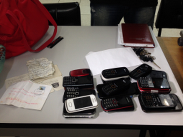 Foram apreendidos celulares, dinheiro e anotações (Foto: Pamela Cadamuro/Tribuna Araraquara)
