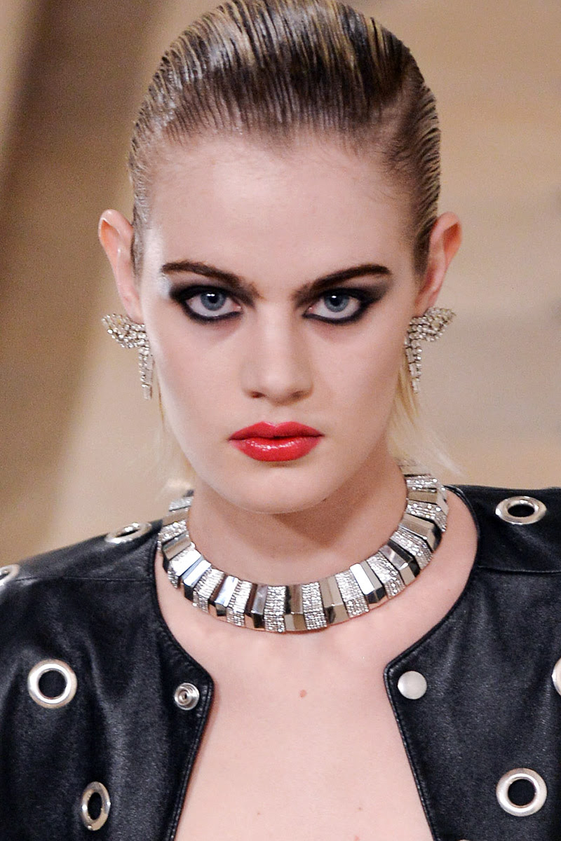 نتيجة بحث الصور عن ‪Saint Laurent Paris glossy lips fashion show 2016‬‏