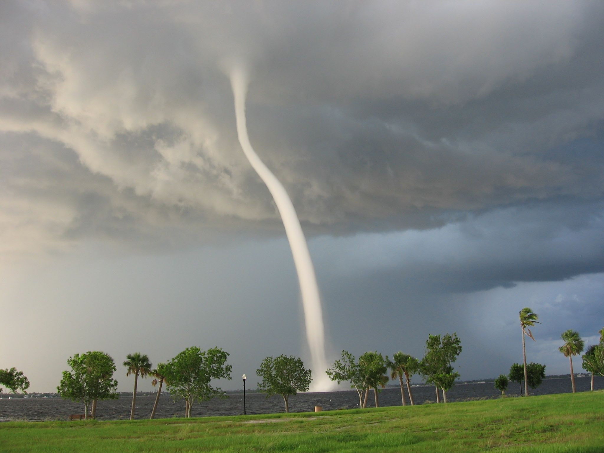http://upload.wikimedia.org/wikipedia/commons/8/8d/Punta_Gorda_waterspout.jpg