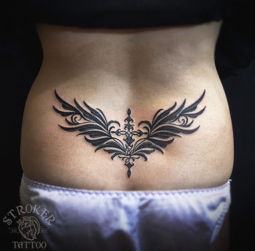 女性の腰 肩 背中のタトゥーは Stroker Tattoo