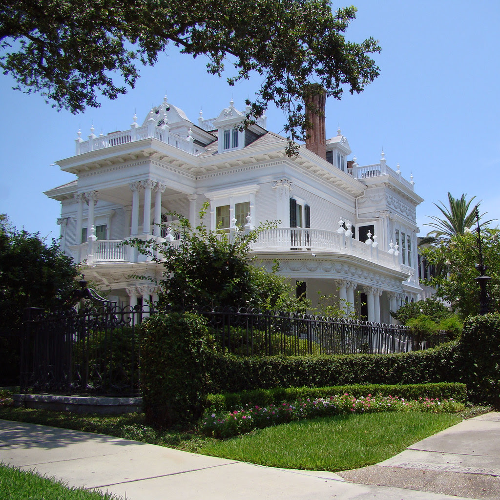 DSC06534 St Charles mansion square