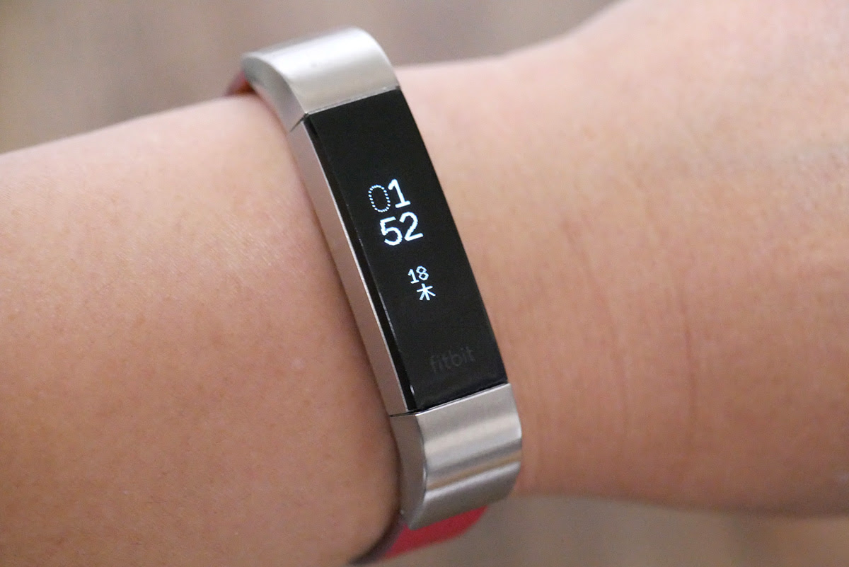 スリムなfitbit Altaに心拍センサーがついて精度アップした Fitbit Alta Hr ケータイ Watch