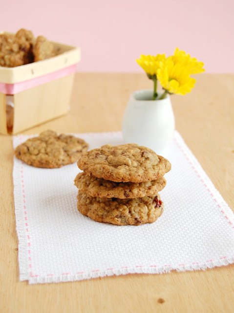 Chocolate-chunk oatmeal cookies with pecans and cranberries / Cookies de aveia com chocolate, pecãs e cranberries