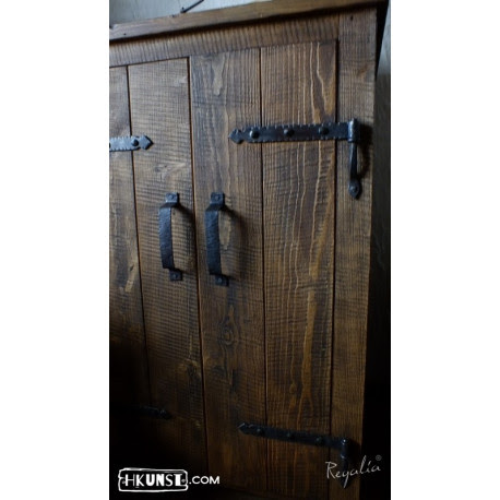 Kleiderschrank aus altem Holz und altem Metal - Hkunst