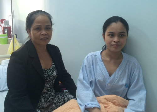 Hồng Soan hồi phục khỏe mạnh trên giường bệnh bên cạnh mẹ sau cuộc mổ tim. Ảnh: Lê Phương.