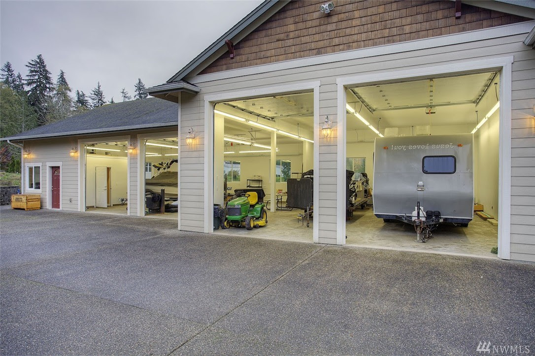 Beautiful Custom 3-Bedroom Rambler w/3-Car Garage ...