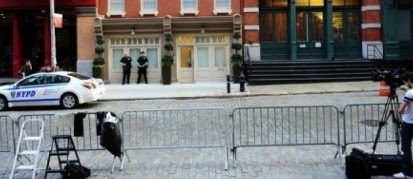 Un caméran est installé  devant la maison où réside Dominique Strauss-Kahn à New York, le 26 mai 2011
