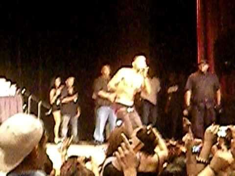 trey songz shirt off. Trey Songz