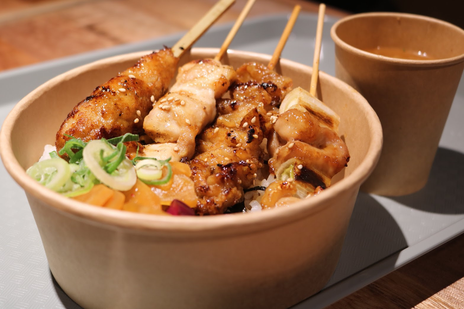 リニューアルしたエストフードホールで ヤキトリエクスプレス の焼き鳥丼 新マッハのオススメごはんですよ