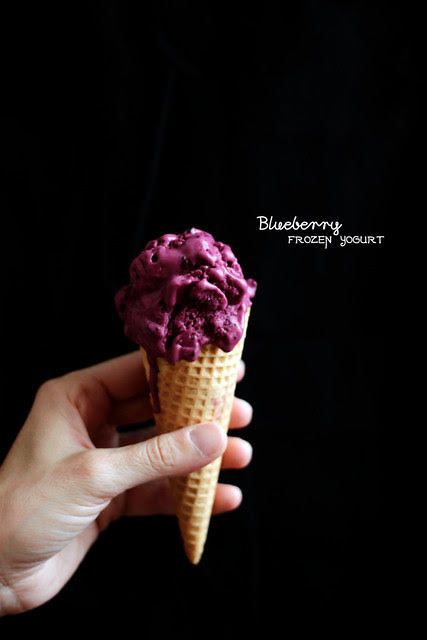 Blueberry frozen yogurt