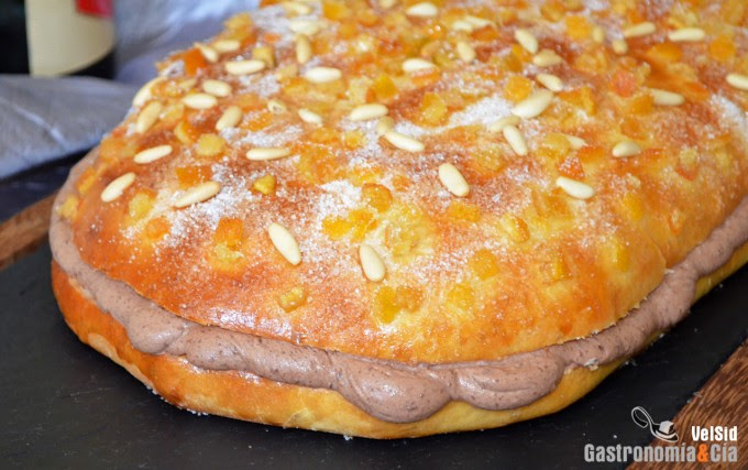 Coca de San Juan de chocolate y naranja