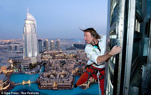 Spiderman naik gedung tertinggi di dunia