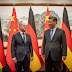 El líder alemán camina sobre una delgada línea en China