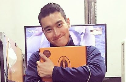 Foto: Potret ini menunjukkan tentang keakraban member Super Junior http://ift.tt/20kt43r - Berita Terkini Super Junior Terbaru Hari Ini -Belum ada karya baru, member Super Junior masih disibukkan dengan kegiatan solo masing-masing. Mulai dari membawakan variety show, sedang menjalani tugas wajib militer, hingga tampil di acara radio. Namun bagi yang merindukan kebersamaan Super Junior, baru-baru ini Choi Siwon mengunggah foto reuni teranyar mereka. 