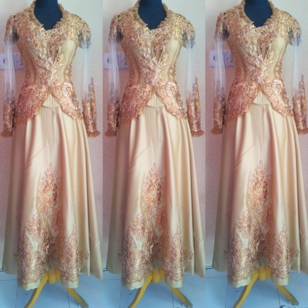 Kebaya Panjang Warna Emas Dengan Rok Lingkar Kebaya Panjang Warna Emas Dengan Rok Lingkar