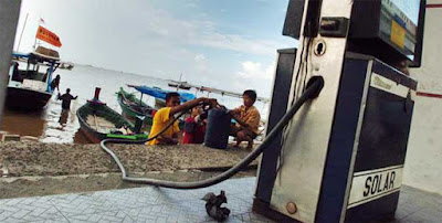Ambon, Malukupost.com - PT Pertamina cabang Ambon menyatakan menjamin ketersediaan Bahan Bakar Minyak (BBM) bagi kebutuhan nelayan melalui lembaga penyalur yang beroperasi pada 11 kabupaten dan kota di Provinsi Maluku. Lembaga penyalur yang diberikan kewenangan untuk melayani kebutuhan BBM bagi nelayan yakni Stasiun Pengisian Bahan Bakar Umum (SPBU), Stasiun Pengisian Bahan Bakar Nelayan (SPBN), Solar Packed Dealer Nelayan (SPDN) dan Agen Premium dan Minyak Solar (APMS), kata Sales Penjualan Retail IV Pertamina Ambon Mahdi Syafar.