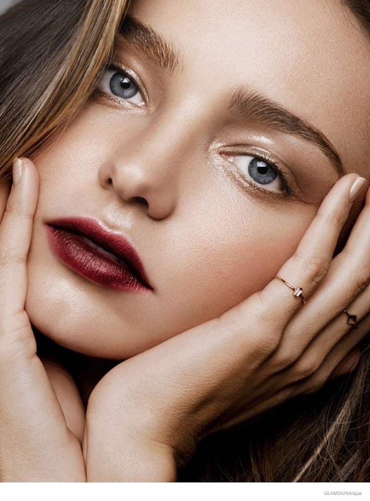 Ahead you will find ten great looks that we are recommending for you try. Some are really famous and popular, such as the smokey eyes, and others are less known perhaps (clumpy eyelashes?), but they're worth the try. If you want to change your routine a bit and try something new - read next! #makeup