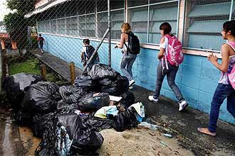Com cerca de 2.160 alunos, escola em Mauá (Grande SP), tem apenas uma faxineira; estudantes convivem com lixo acumulado