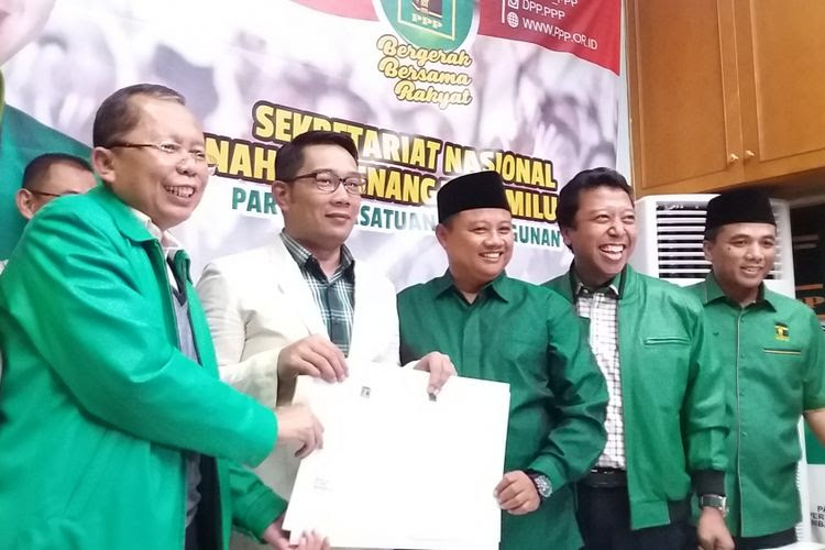 Calon Gubernur Jawa Barat Ridwan Kamil (jas putih) bersama Uu Ruzhanul Ulum, Bupati Tasikmalaya sekaligus kader PPP yang diusulkan menjadi calon wakil gubernur pendamping Emil. Deklarasi dilakukan di Seknas Bappilu PPP, Tebet, Jakarta Selatan, Selasa (24/10/2017).