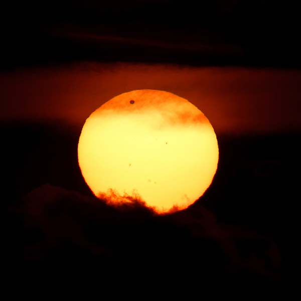 perierga.gr - Η Αφροδίτη βρέθηκε ανάμεσα στον Ήλιο και τη Γη!
