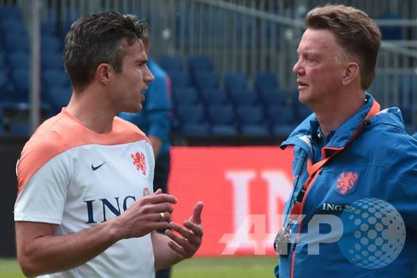 Belanda menang tapi Van Persie cedera