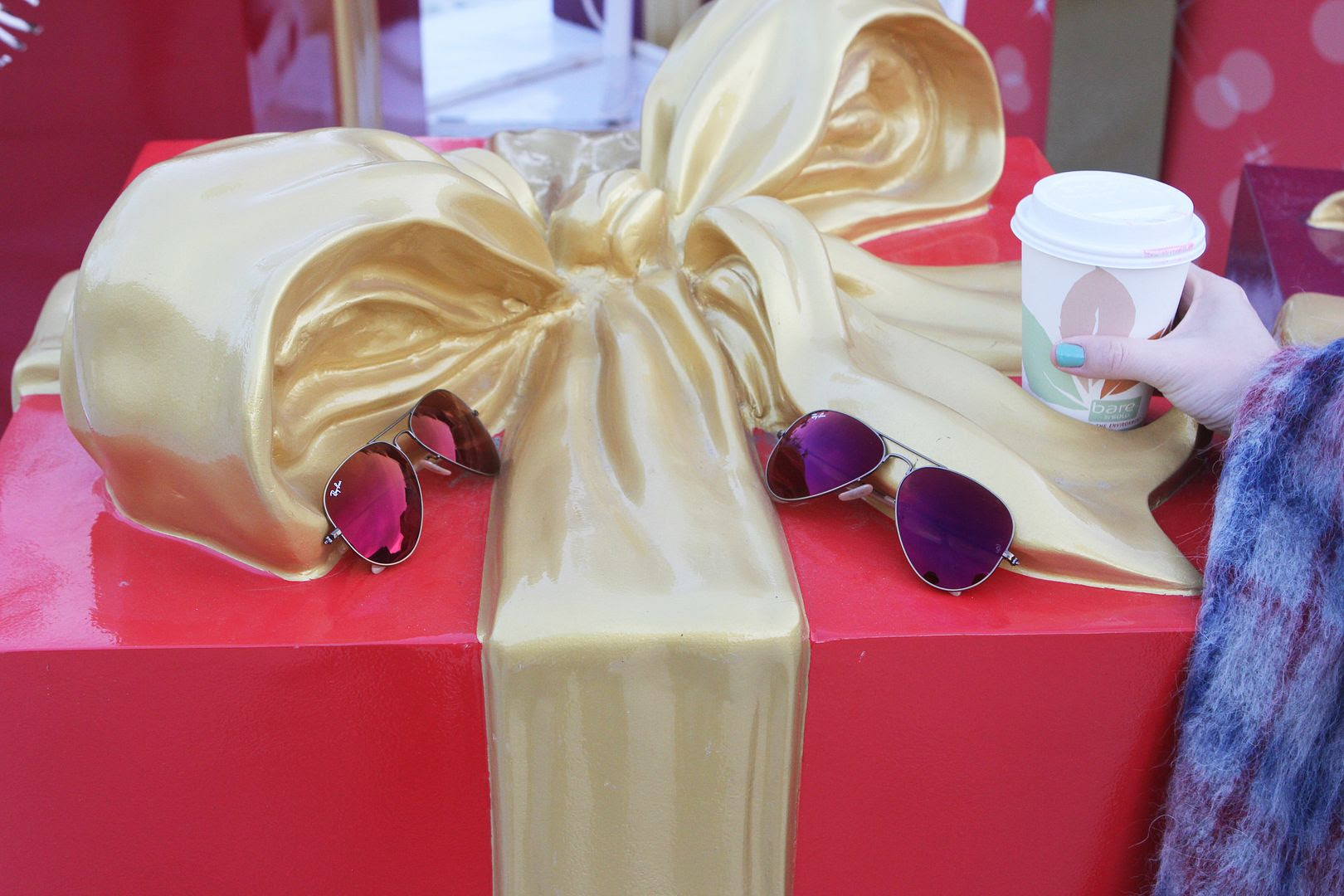  photo SunglassHut-Beckermanblog-unwrapsomethingshady-ray-ban-bronzeredmirroredaviator-toronto-calla-gatrimon-holiday-5_zpscdeb7059.jpg