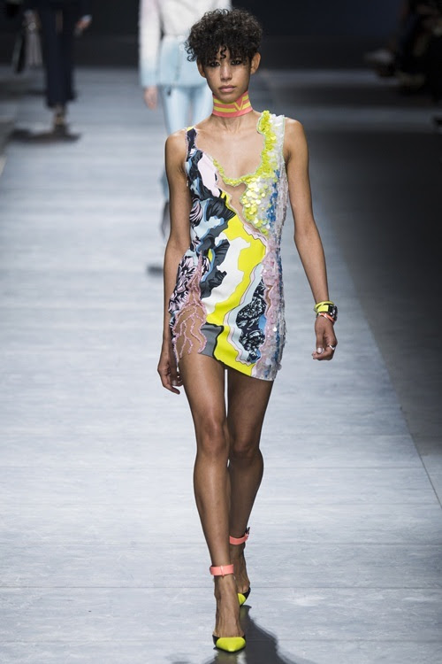 Siêu mẫu 19 tuổi lộ ngực trên sàn catwalk