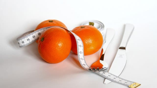 Evitar los ayunos durante el día y no resuelvas el almuerzo con una fruta