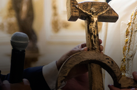 Blasfemo crucifixo com a foice e o martelo que o presidente da Bolivia, Evo Morales, deu ao Papa