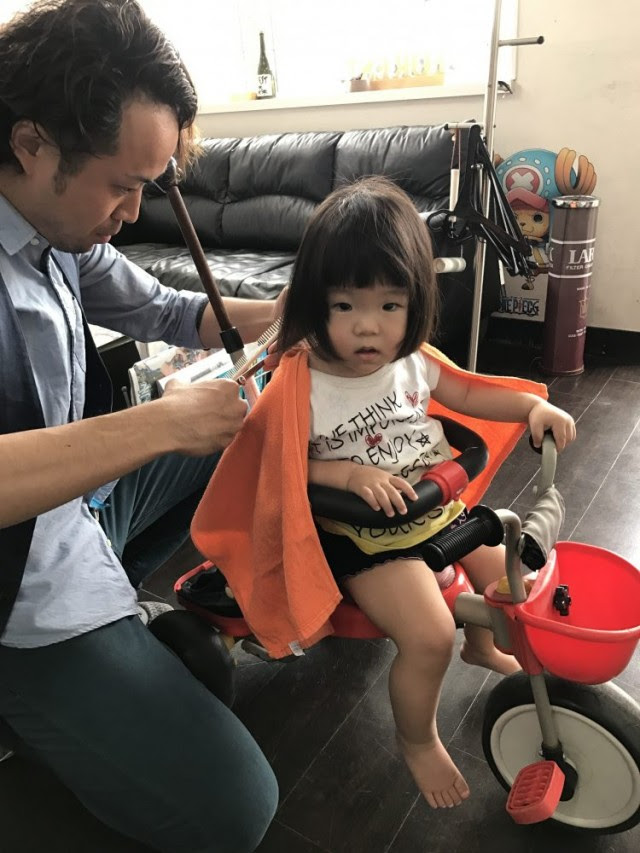 岐阜県 大垣市 キッズカット 子供カット 子どもカット 幼児カット 保育士 保育士完備 キッズスペース シェービング エステ 美容室 美容師 理容室 理容師 バーバー Barber 可愛い2歳の女の子お客様です 保育士も完備しており お子様も安心してカット出来るように