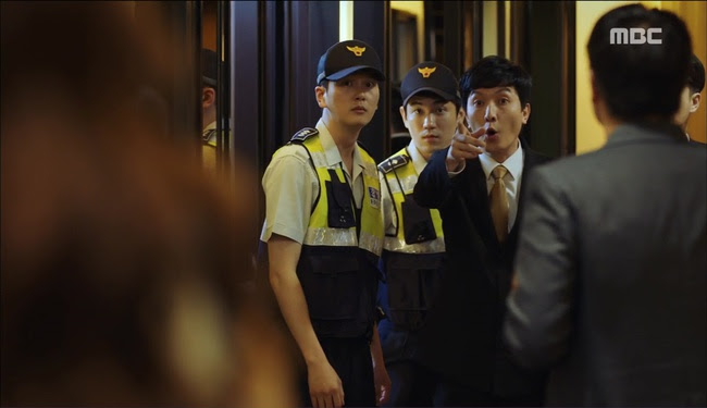 “W”: Lee Jong Suk từ truyện tranh đã bước ra thế giới thực! - Ảnh 2.