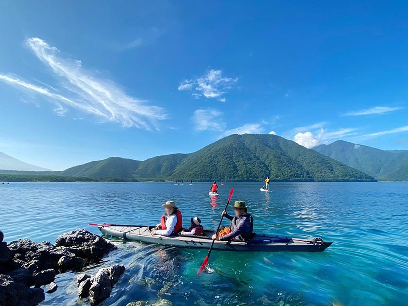 練習するなら透明度が高い湖畔で 本栖湖デイカヤック プジョーでキャンプ