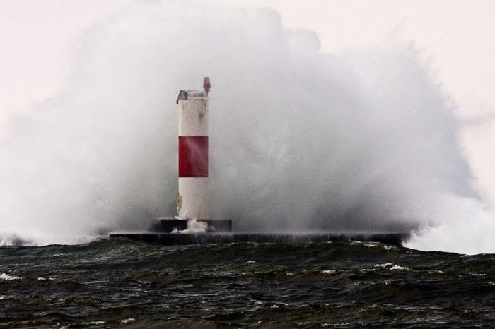 Lighthouses and Waves (43 pics)