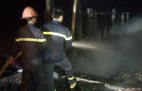 Cảnh sát khống chế đám cháy. Ảnh: Lam Sơn.