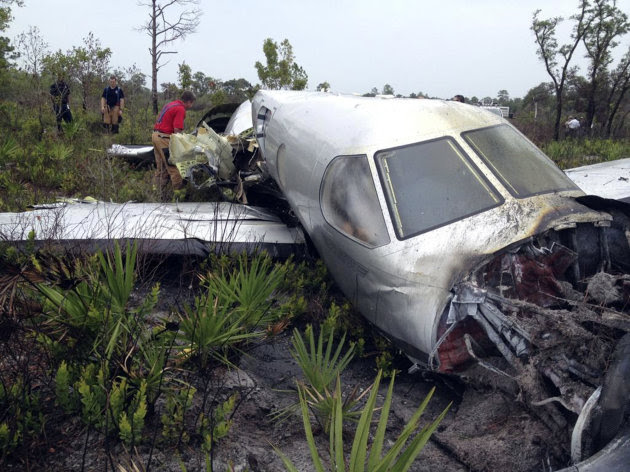 En esta foto proporcionada por la Oficina del Alguacil del Condado Polk, el personal de emergencia investigar el sitio donde un Pilatus PC-12, un avión turbohélice monomotor de pasajeros, se estrelló cerca del lago Weohyakapka, también conocido como Paseo de los Lagos en el agua, en el sureste del condado de Polk, Florida el Jueves, 07 de junio 2012.  Ronald Bramlage, de 45 años, de Junction City, Kansas, que pilotaba el avión, su esposa Rebecca y sus cuatro hijos murieron en el accidente.  (Foto AP / Oficina del Alguacil del Condado de Polk)