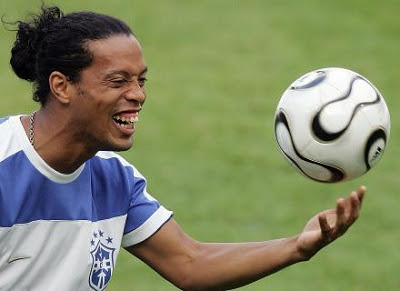 ロナウジーニョ サッカー 選手のこと ５月２５日 暖かさと希望を届けたい