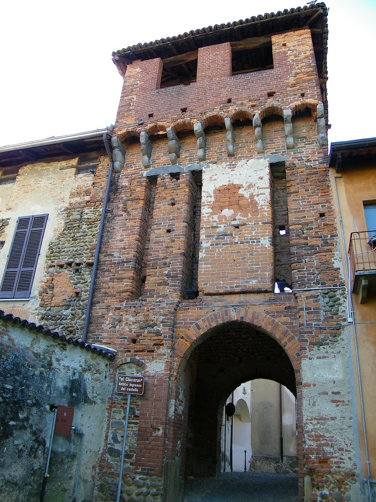 1] Ponderano (BI) - Il castello: ingresso, esterno. ❷