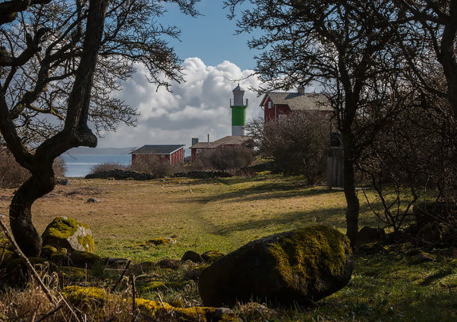 Vy över ängen och fyrhusen