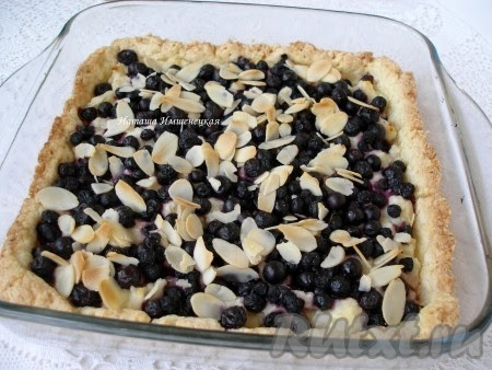 Вкусный и ароматный песочный пирог с черникой готов.