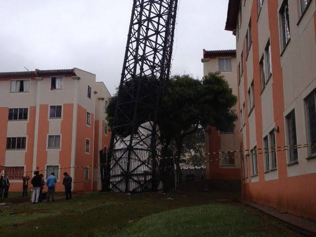 Caixa d´água caiu de estrutura de ferro em um condomínio de Londrina (Foto: Arquivo pessoal/Sabrina Sculeder)