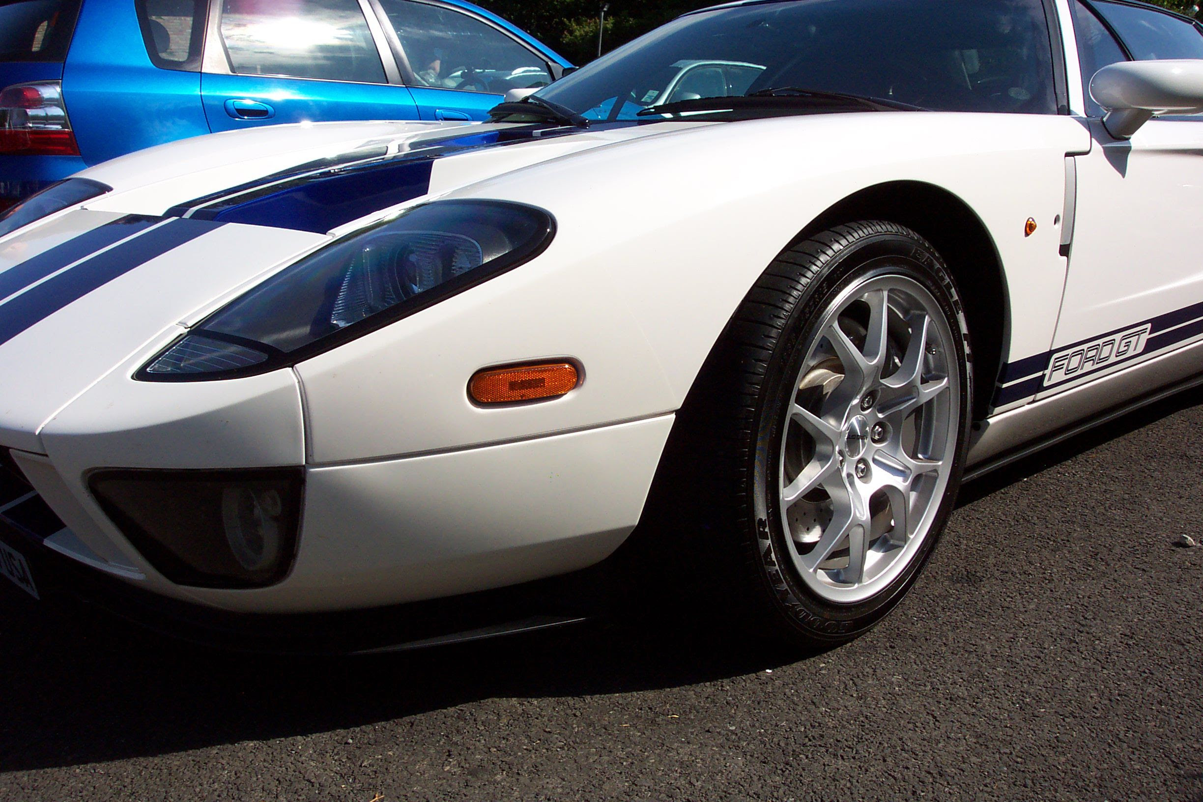 Ford GT http://media-cache-ak0.pinimg.com/originals/4b/e0/0f/4be00f13aa697c22fc4ef29748810be7.jpg