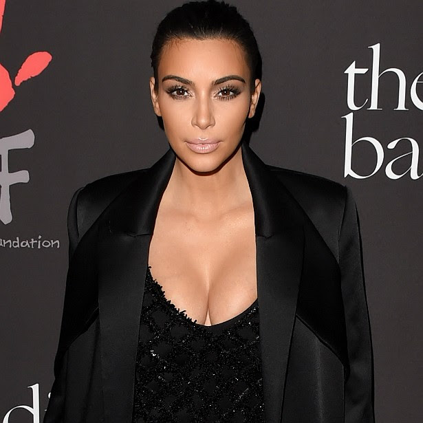Já a irmã mais nova de Kourtney, a famosíssima Kim Kardashian, de 34 anos, já declarou que os seios dela são "100% reais", ou seja, sem nenhum tipo de implante. (Foto: Getty Images)