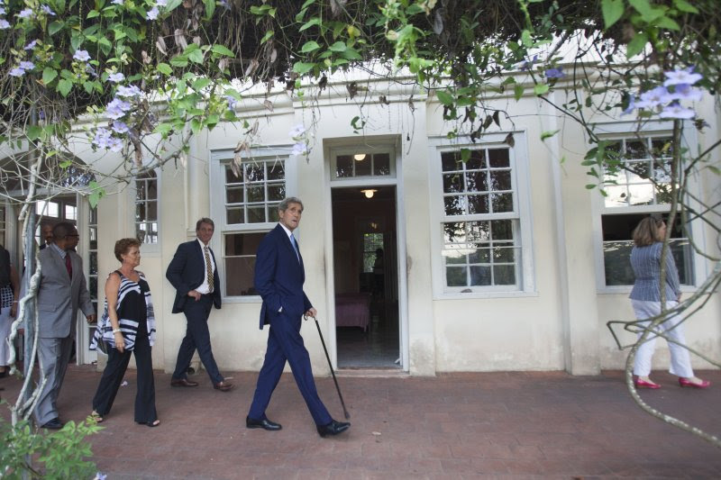 美國國務卿凱瑞（John Kerry）造訪哈瓦那（Havana）的海明威（Ernest Hemingway）故居（美聯社）