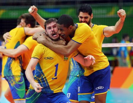 ブラジルが３度目ｖ バレーボール ２１日 五輪バレーボール男子決勝 イタリアを下して優勝を決め 喜ぶブラジルの選手たち リオデジャネイロ ロイター 共同 四国新聞社