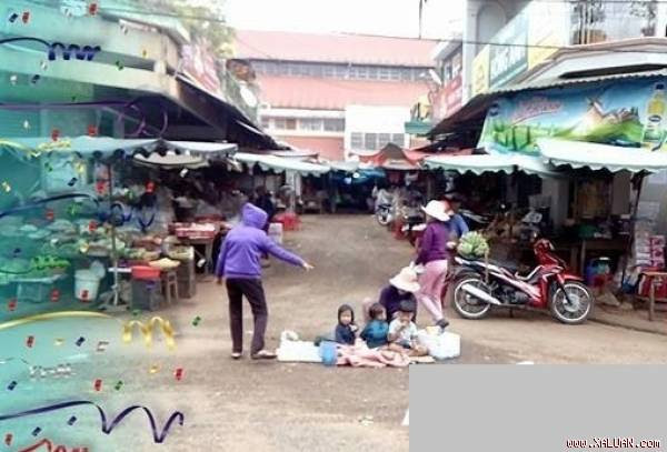  3 đứa con của chị Hiền ngày nào cũng ngồi giữa đường nhằm thu hút sự thương hại của người khác (Ảnh: Thanh Hải)