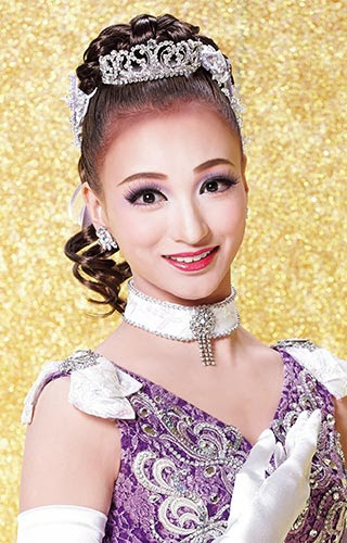 華優希がかわいい 本名や誕生日 出身校を調査 画像あり Amour Takarazuka アムールタカラヅカ