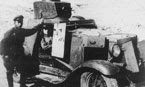 A tripulação do carro blindado da FAI da divisão blindada da 6ª Divisão de Cavalaria do MPRA em seu veículo de combate.  Agosto de 1939